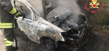 Auto in transito prende fuoco nel Catanzarese 