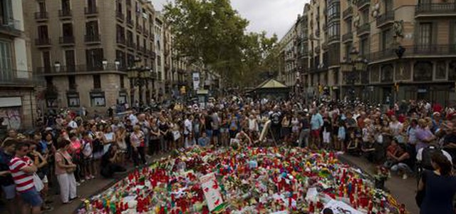 Attentato a Barcellona: 'Volevano distruggere Sagrada Familia'. Killer in fuga