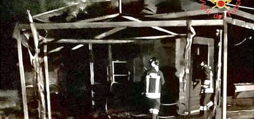 Gizzeria: distrutto dalle fiamme locale, probabile natura dolosa (FOTO)