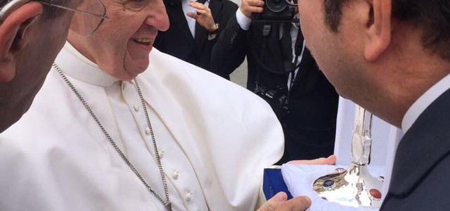 Il sindaco di Cosenza consegna riproduzione della Stauroteca a Papa Francesco 