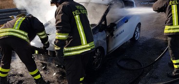 Auto della vigilanza in fiamme sulla SS106 nel Catanzarese