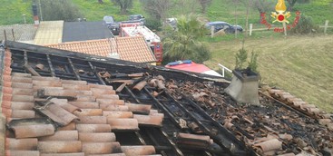 Incendio nella canna fumaria, brucia tetto