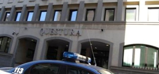 Anziana uccisa durante rapina, aggredito operatore televisivo davanti Questura