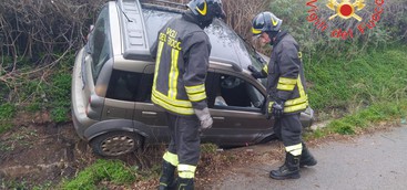 Auto finisce in canale di scolo, conducente rimane incastrato.