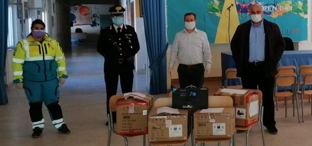 Carabinieri consegnano tablet a studenti nel Crotonese