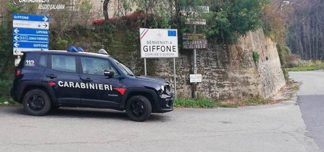 Spara contro l'auto dello zio, arrestato 24enne