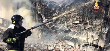 Autoarticolato in fiamme sull'A2 nel Catanzarese, quasi un'ora per domare l'incendio (VIDEO)