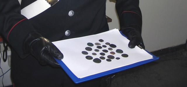 Traffico di monete antiche su internet, indagato un calabrese