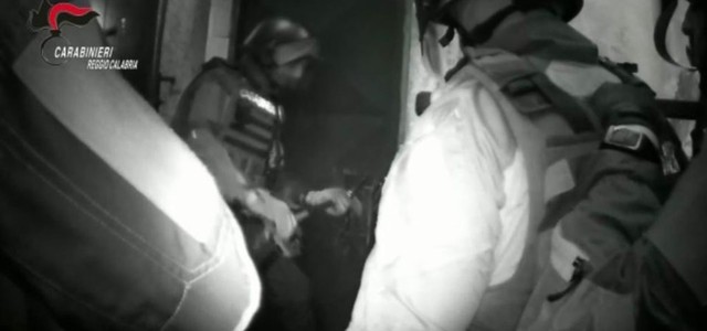 Accoltella un uomo e si barrica in casa: si arrende ai carabinieri dopo 4 ore