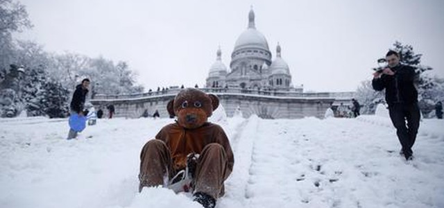 Neve in Francia: 900 auto bloccate da ieri, trasporti in tilt