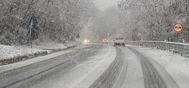 Prima neve,  si lavora per sgombero strade e aperture piste