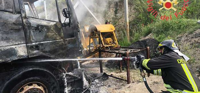 Incendio mezzi impresa nel Catanzarese, non escluso dolo