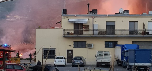 Incendio a Santa Maria, fiamme alte in prossimità delle abitazioni (VIDEO)