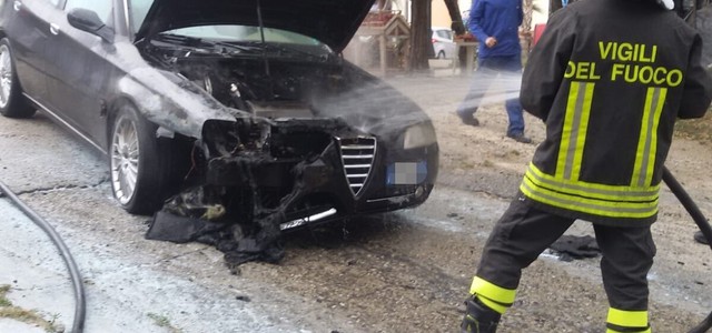 Auto in fiamme sulla S.S. 106 nel Catanzarese