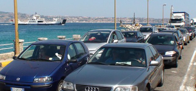 TRAFFICO - 3 ORE DI ATTESA IN CODA AGLI IMBARCHI PER LA SICILIA