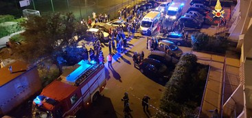 Tragedia a Crotone, esplosione in casa: due morti, tre bimbi feriti
