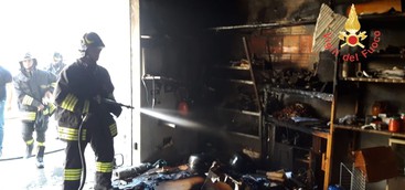 In fiamme magazzino sulla S.S. 106 nel Catanzarese