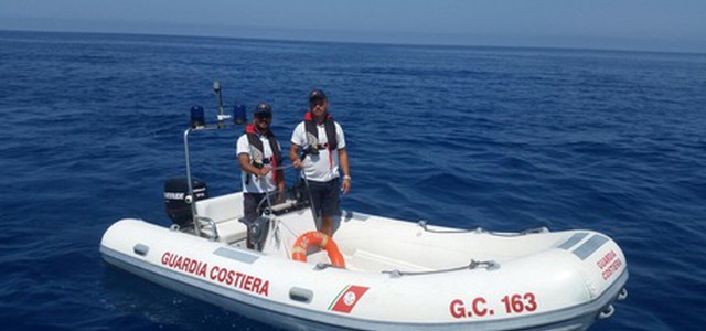 Barca s'incaglia, soccorso l'equipaggio