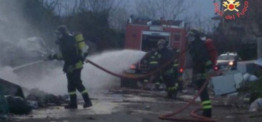 Incendio in campo nomadi, bruciano gomme e rifiuti