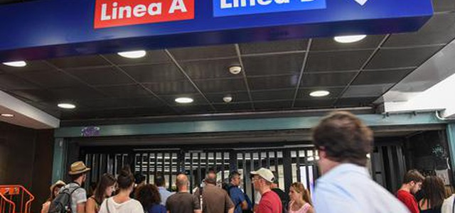 Incastrata fra le porte e trascinata dalla metro