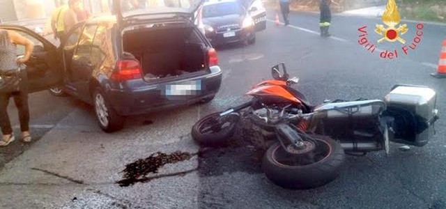 Scontro tra auto e moto sulla SS 106 nel Catanzarese, un ferito