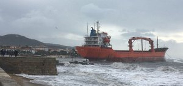 Livorno, nave in balia delle onde per il vento: si incaglia sotto la costa