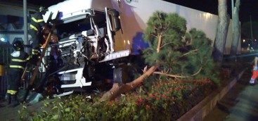 Un autoarticolato carico di prodotti ortofrutticoli finisce fuori strada (Foto)