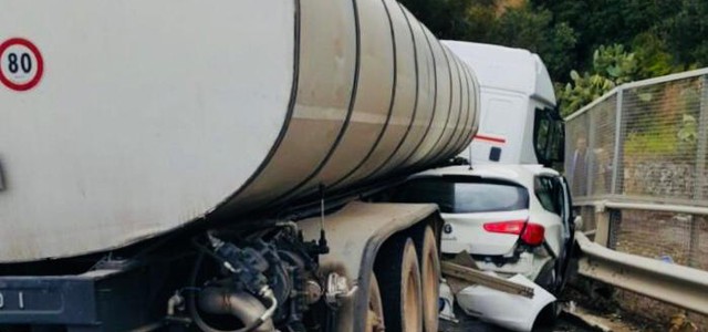 Incidente sulla 106, auto finisce sotto un camion