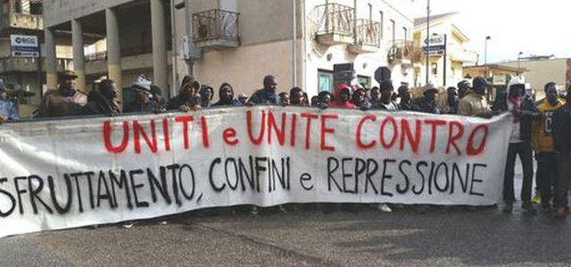 Migranti: protesta in tendopoli Calabria