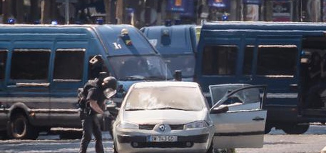 Champs Elysees, con l'auto contro polizia. 'E' atto terroristico'