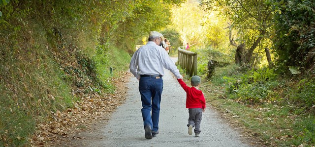 Bonus baby sitter vale anche per pagare i nonni purché non conviventi