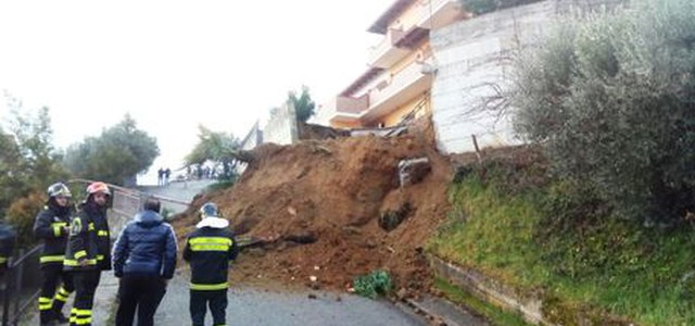 Maltempo, crolla muro nel cosentino: evacuate famiglie