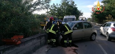 Auto contro guardrail nel Catanzarese, ferita 22enne