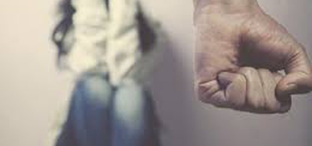 Non si rassegna alla fine della storia:  minaccia, perseguita e aggredisce l' ex moglie.