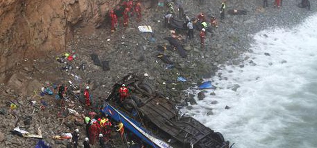 Bus precipita in un burrone nella 'Curva del Diavolo' in Perù, 48 morti
