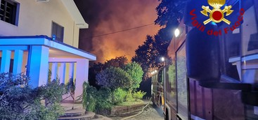 Catanzaro, vasto incendio nel quartiere Gagliano