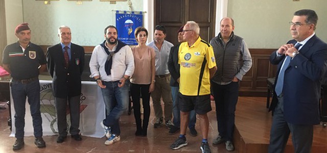Alpino paracadutista 85enne attraversa l’Italia a piedi: tappa a Catanzaro 