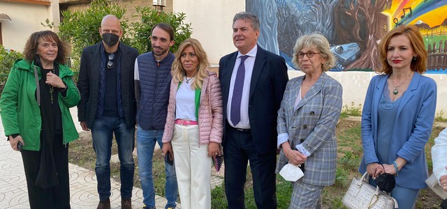 IL PRESIDENTE DEL CONSIGLIO REGIONALE CONSEGNA UNA “BORSA LAVORO” A UN GIOVANE DEL CIRCUITO PENALE MINORILE  NEL CORSO DELL’INIZIATIVA DELL’ASSOCIAZIONE “BIESSE”