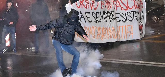Torino, guerriglia al corteo contro CasaPound