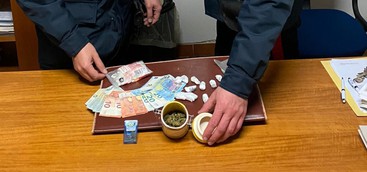 Carabinieri risalgono a luogo dove nascondeva droga grazie alle foto sul cellulare, arrestato 18enne