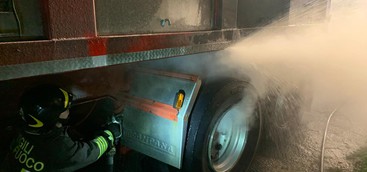 Incendio autotreno in centro abitato, vigili del fuoco evitano il peggio (FOTO)
