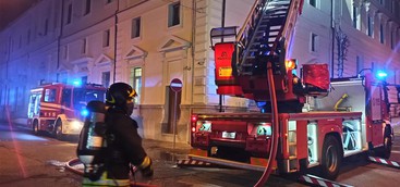 Incendio sul tetto della Corte d'appello di Reggio Calabria (FOTO)