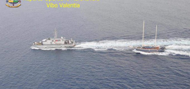 Nuovo sbarco di migranti, in 53 approdano a Crotone: arrestati scafisti