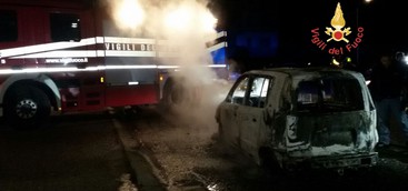 In fiamme auto nel quartiere Aranceto