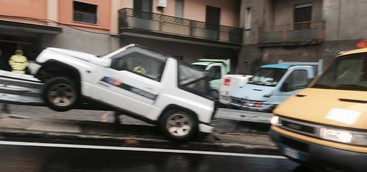 Incidente su Viale De Filippis: Suv finisce su guardrail