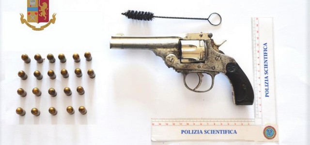 Pistola nascosta in garage, in arresto padre e due figli