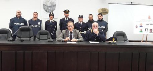 Spacciavano in una stalla, otto arresti nel Cosentino