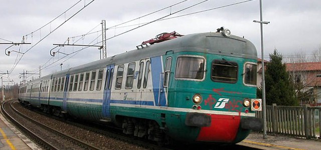 Cammina lungo i binari e viene investito da un treno, muore giovane di origini iraniane