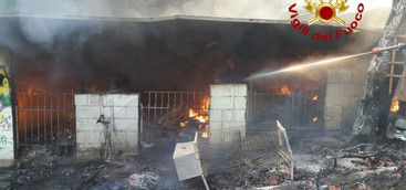 Catanzaro, incendio in località Campagnella (FOTO)