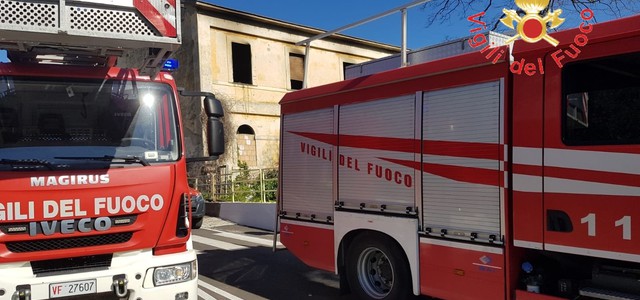 Incendio in un casolare abbandonato nel quartiere Lido di Catanzaro